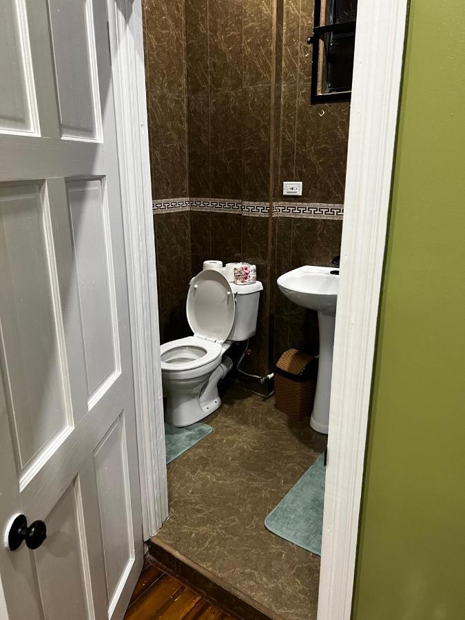 Hollywood Guesthouse Τζώρτζταουν Εξωτερικό φωτογραφία