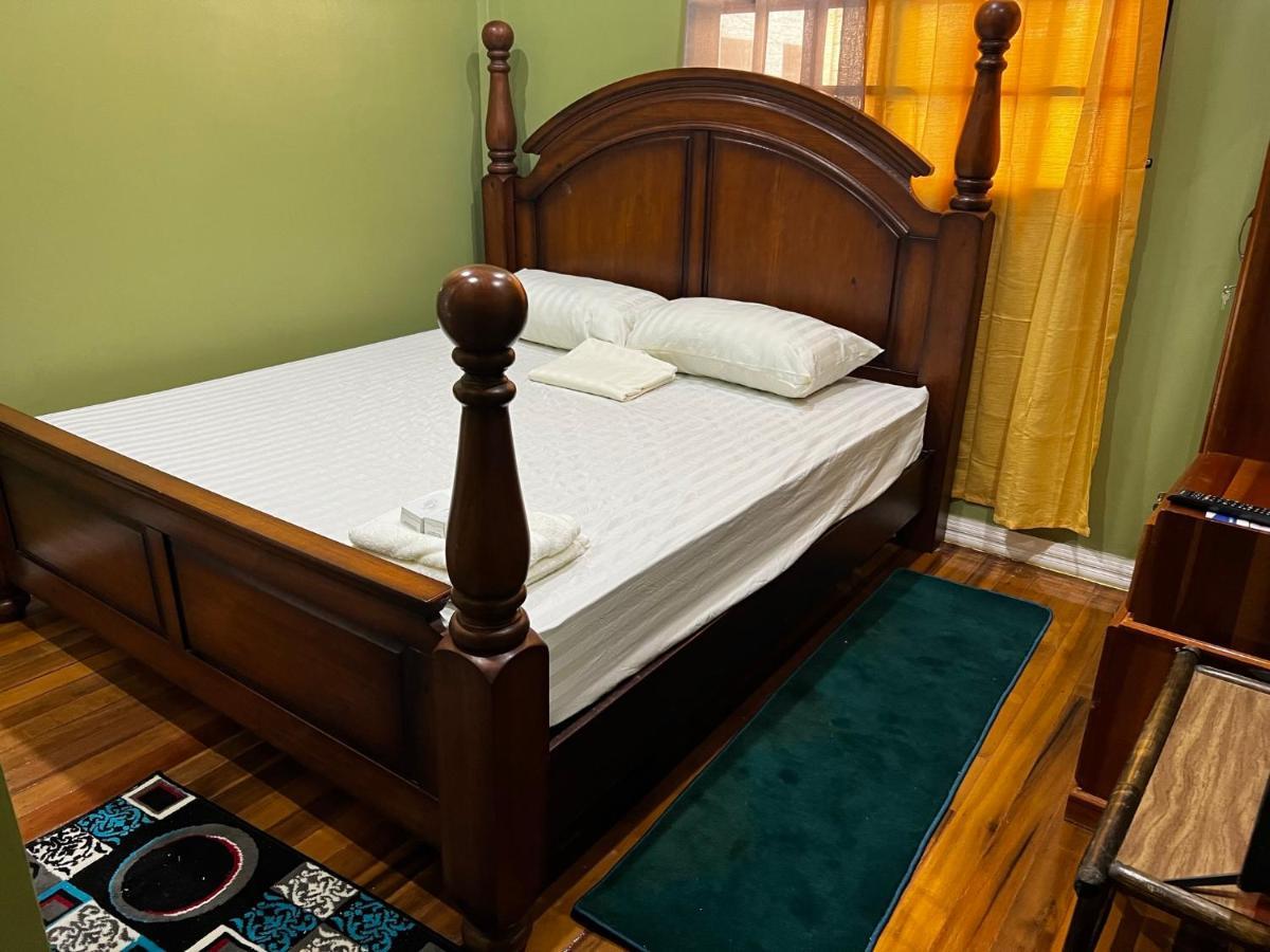 Hollywood Guesthouse Τζώρτζταουν Εξωτερικό φωτογραφία